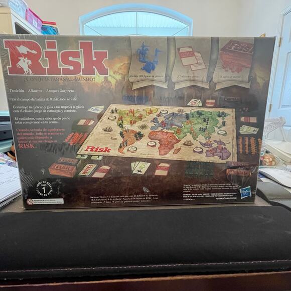 Hasbro Gaming 2015 RISK game - Spanish Version - Unplayed, contents are sealed - Picture 2 of 4